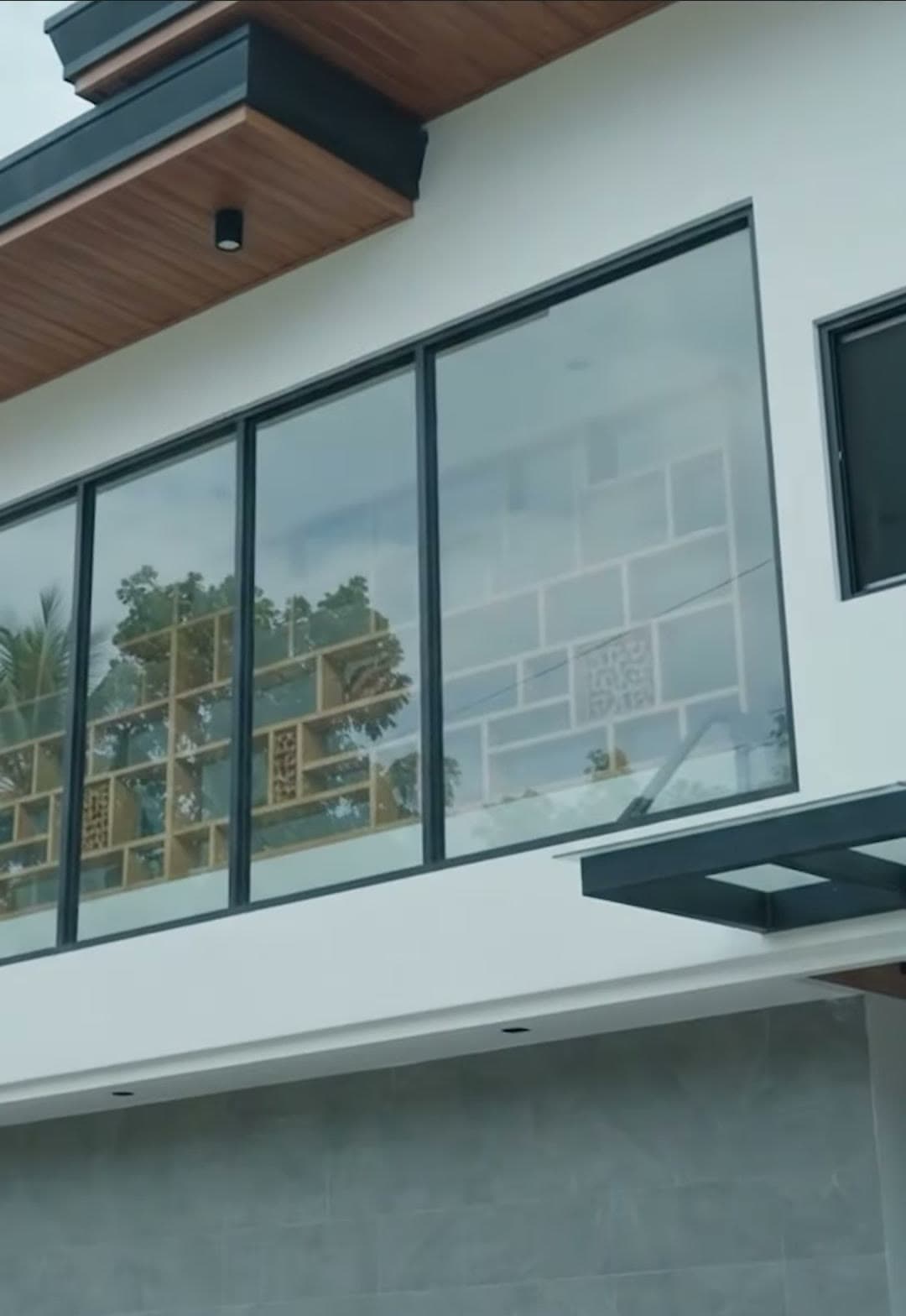 Large aligned windows on a Keystone home